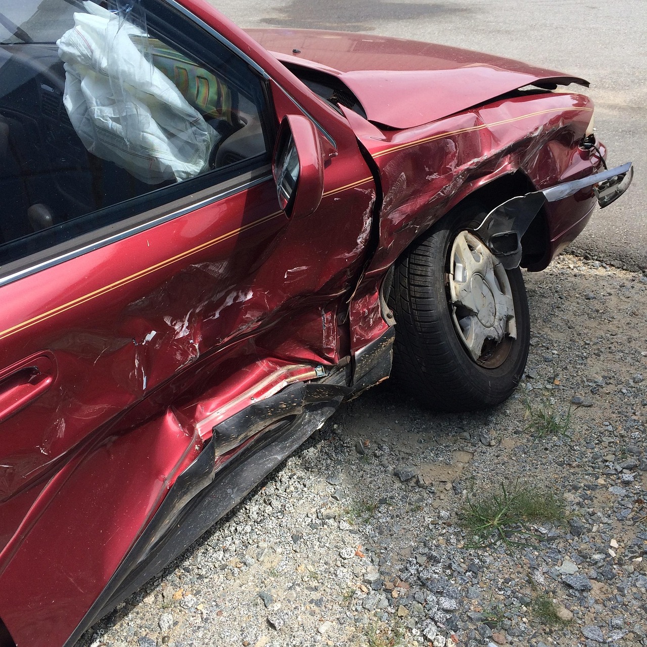 ДТП Дніпро червоний автомобіль після аварії пошкоджений