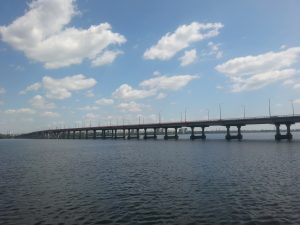 В Днепровском районе ликвидируют пожар после обстрела