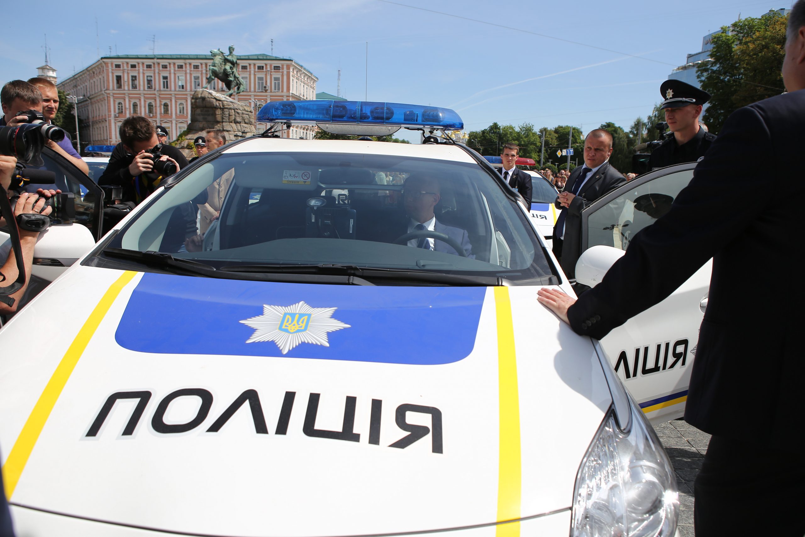 патрульна поліція Україна поліцейська машина ПОЛІЦІЯ